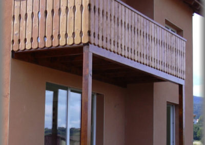 Fabrication d'un balcon en épicéa lasuré