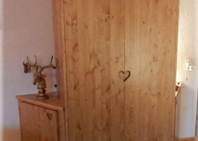 Armoire en sapin verni, poignée défoncée dans la masse.