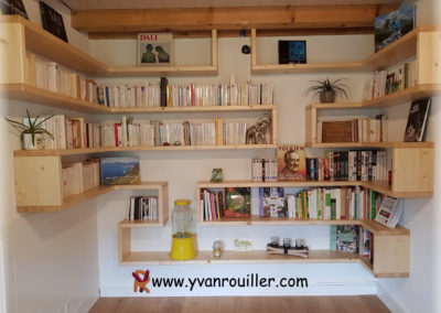 Bibliothèque/Etagère en sapin, suspension invisible, réalisé selon le dessin du client.