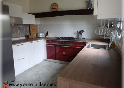 Meuble cuisine en MDF laqué et plan de travail mélaminé.
