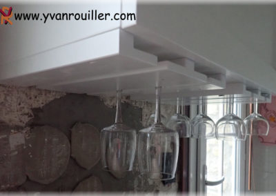 Support à verres sur-mesure pour cuisine.
