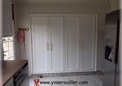 Portes d'armoire en MDF laqué assorti à la cuisine.