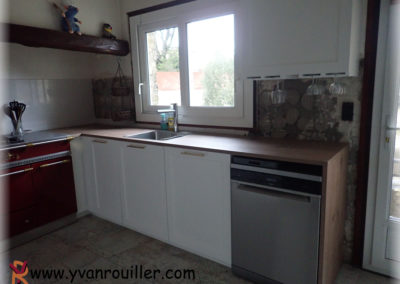 Meuble cuisine en MDF laqué et plan de travail mélaminé. Support à verre sur-mesure.