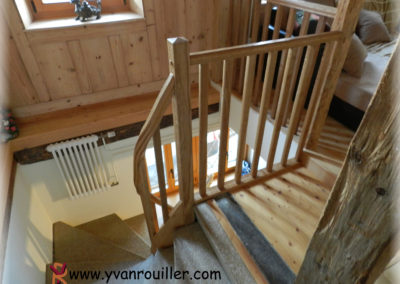 Limon et main courante en chêne brossé verni adapté à l'escalier.