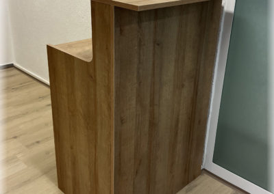 Meuble de réception pour cabinet de physio en mélaminé.
