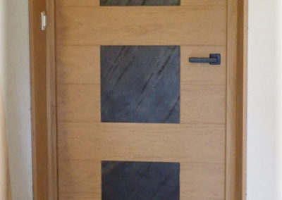 Porte de communication plaquée en chêne et avec de la feuille de pierre.
