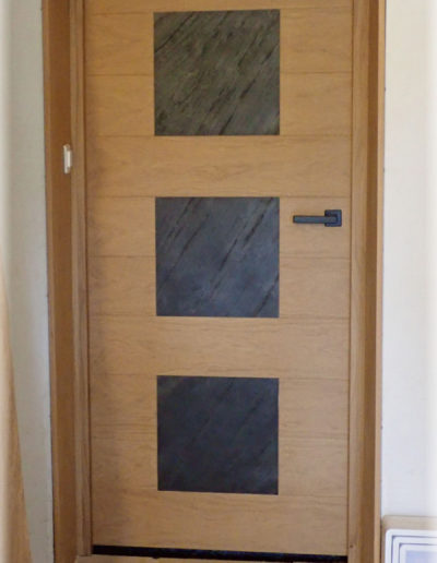 Porte de communication plaquée en chêne et avec de la feuille de pierre.