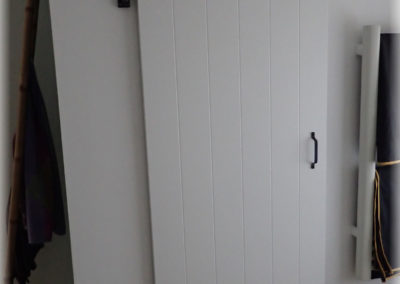 Porte en MDF, gravure vertical et laquage avec épars de volet.