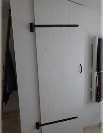 Porte en MDF, gravure vertical et laquage avec épars de volet.