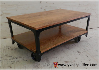 Table basse style industrielle avec plateau en cerisier et châssis acier, fait sur mesure avec roulette acier.