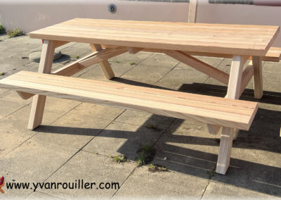 Table extérieure en mélèze massif sur mesure.