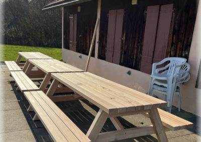 Tables extérieures en mélèze massif sur mesure.