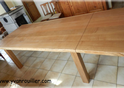 Table de salle à manger en chêne massif avec double rallonge (épaisseur 6 cm).